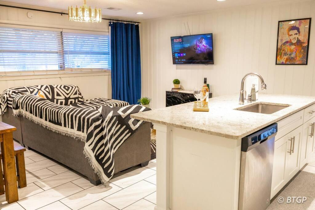 Holiday home Brand New-walk To Graceland-sleeps 10